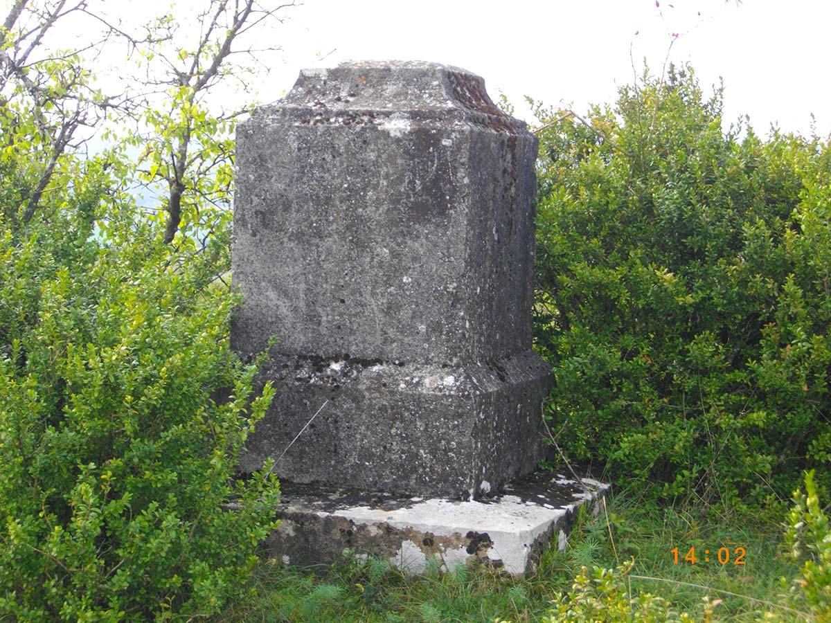 Socle de la croix de mouron